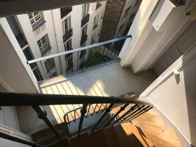 Plan de l'établissement Petite Attique - avec vue sur la tour Eiffel