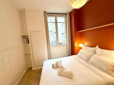 Un ou plusieurs lits dans un hébergement de l'établissement L Escapade du 9ᵉ Appartement élégant et confortable au cœur de Paris