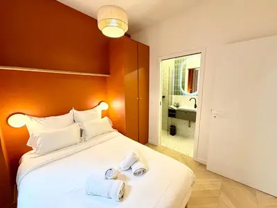 Un ou plusieurs lits dans un hébergement de l'établissement L Escapade du 9ᵉ Appartement élégant et confortable au cœur de Paris