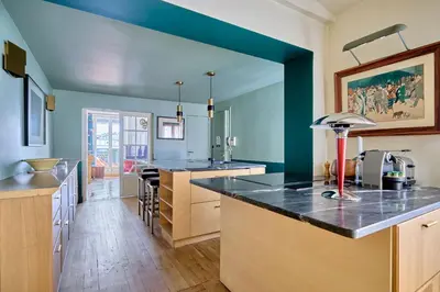Cuisine ou kitchenette dans l'établissement Superb flat with terrace in the centre of Paris