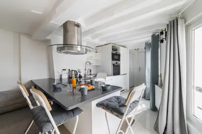 Cuisine ou kitchenette dans l'établissement Appartement Cosy metro saint paul - 4P - Paris 4