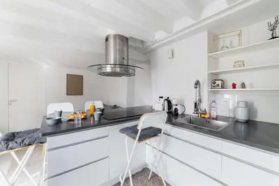 Cuisine ou kitchenette dans l'établissement Appartement Cosy metro saint paul - 4P - Paris 4