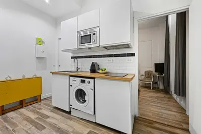 Cuisine ou kitchenette dans l'établissement Luxembourg Gardens & Saint-Germain - 1BR - Paris Vacation Rental