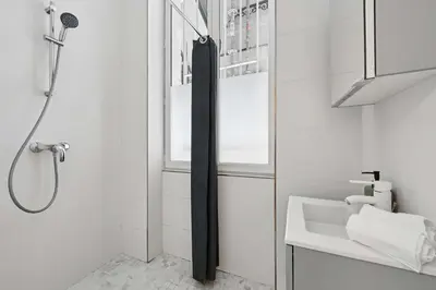Salle de bains dans l'établissement Luxembourg Gardens & Saint-Germain - 1BR - Paris Vacation Rental
