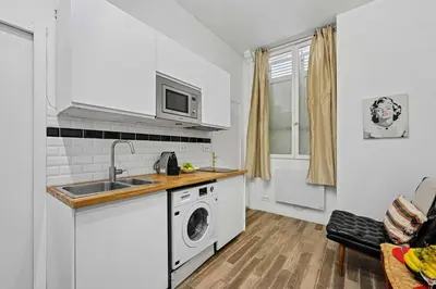 Cuisine ou kitchenette dans l'établissement Luxembourg Gardens & Saint-Germain - 1BR - Paris Vacation Rental