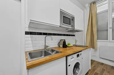 Cuisine ou kitchenette dans l'établissement Luxembourg Gardens & Saint-Germain - 1BR - Paris Vacation Rental