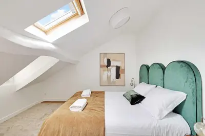 Un ou plusieurs lits dans un hébergement de l'établissement Cosy duplex - 2P 1BD - in the heart of the Marais