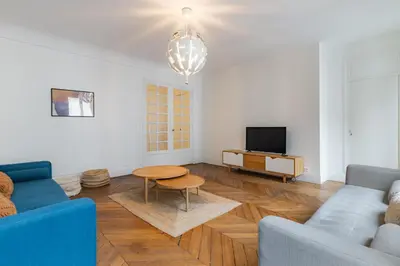 Télévision ou salle de divertissement dans l'établissement Elegant Apartment in the Heart of Historic Paris
