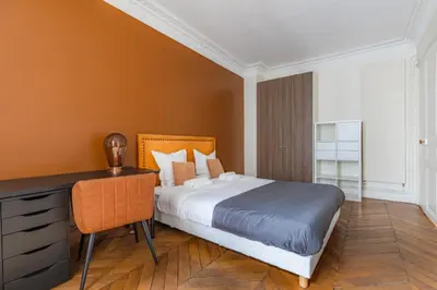 Un ou plusieurs lits dans un hébergement de l'établissement Elegant Apartment in the Heart of Historic Paris