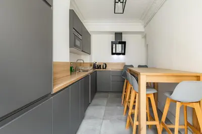 Cuisine ou kitchenette dans l'établissement Elegant Apartment in the Heart of Historic Paris