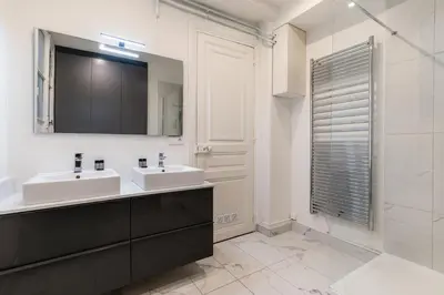 Salle de bains dans l'établissement Elegant Apartment in the Heart of Historic Paris