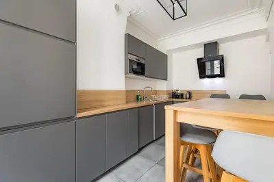 Cuisine ou kitchenette dans l'établissement Elegant Apartment in the Heart of Historic Paris