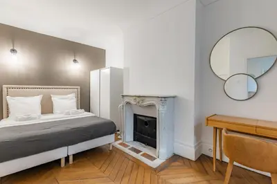 Un ou plusieurs lits dans un hébergement de l'établissement Elegant Apartment in the Heart of Historic Paris
