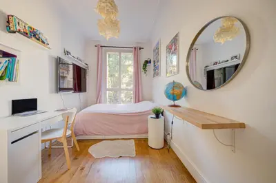 Télévision ou salle de divertissement dans l'établissement Elegant appartement au pied de Montmartre