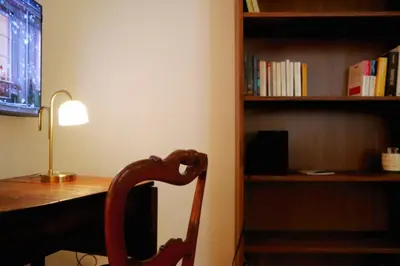 Bibliothèque dans l'appartement