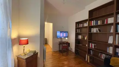 Bibliothèque dans l'appartement