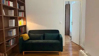 Coin salon dans l'établissement Un appart chaleureux et simple au cœur du 5e arrondissement