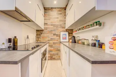 Cuisine ou kitchenette dans l'établissement Apartment on Butte aux Cailles