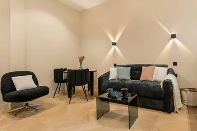 Coin salon dans l'établissement Champs-Élysées Studio with Air Conditioning and Office
