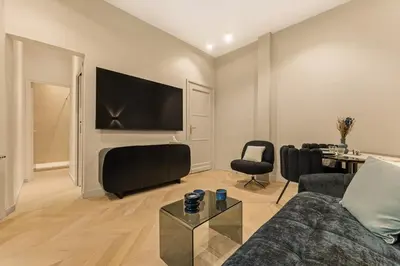 Télévision ou salle de divertissement dans l'établissement Champs-Élysées Studio with Air Conditioning and Office