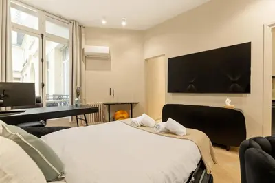 Télévision ou salle de divertissement dans l'établissement Champs-Élysées Studio with Air Conditioning and Office