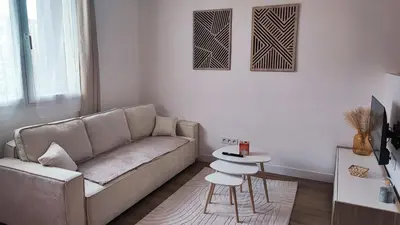 Coin salon dans l'établissement Appartement F2 de 40m2 pour 4 personnes avec Parking, métro à 4 minutes - ligne 4 Station Lucie Aubrac