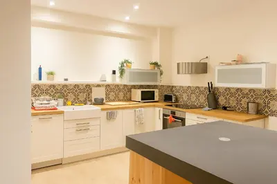 Cuisine ou kitchenette dans l'établissement Chambres privées dans maison conviviale à Puteaux Salle de bain et cuisine partagées