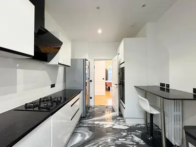 Cuisine ou kitchenette dans l'établissement UrbanFlat 222 - Appartement Paris 17 en Bail Mobilite