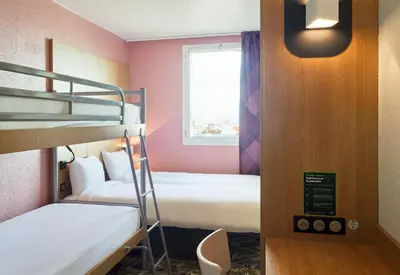 Un ou plusieurs lits dans un hébergement de l'établissement B&B HOTEL Paris Porte de la Villette