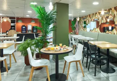 Restaurant ou autre lieu de restauration dans l'établissement B&B HOTEL Paris Porte de la Villette