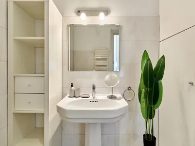 Salle de bains dans l'établissement Superb Apartment Center of Paris Le Marais