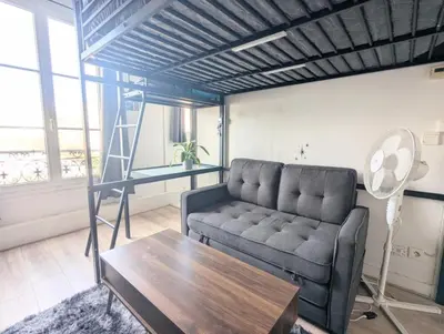 Coin salon dans l'établissement Beau studio confortable