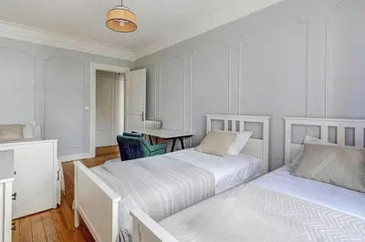 Un ou plusieurs lits dans un hébergement de l'établissement TheBlueStay 111 - Large Apt on the Quais de Seine