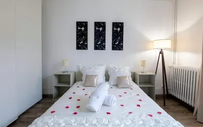 Un ou plusieurs lits dans un hébergement de l'établissement luxury apartement-near paris , metro , restaurant & bakery downstairs , 4 sleeps ,free WIFI