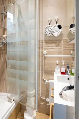 Salle de bains dans l'établissement luxury apartement-near paris , metro , restaurant & bakery downstairs , 4 sleeps ,free WIFI