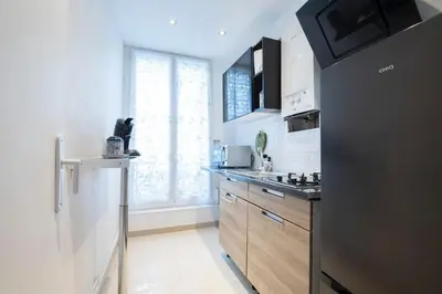 Cuisine ou kitchenette dans l'établissement luxury apartement-near paris , metro , restaurant & bakery downstairs , 4 sleeps ,free WIFI