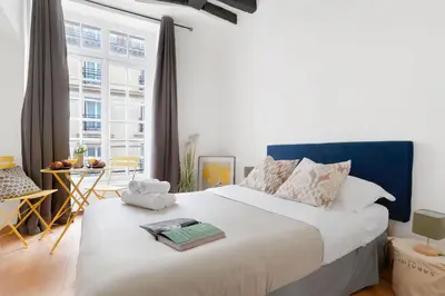 Un ou plusieurs lits dans un hébergement de l'établissement Serenty - Le Marais Studio - Place des Vosges