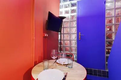 Télévision ou salle de divertissement dans l'établissement NoChichi Collections - Studio typique parisien