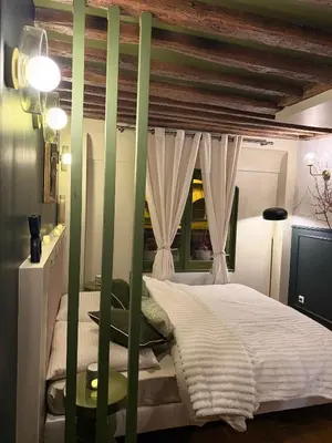 Un ou plusieurs lits dans un hébergement de l'établissement Appartement face a l'Opera Comique