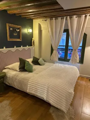 Un ou plusieurs lits dans un hébergement de l'établissement Appartement face a l'Opera Comique