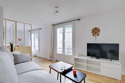 Télévision ou salle de divertissement dans l'établissement Cozy Studio 2P - Hôtel de Ville