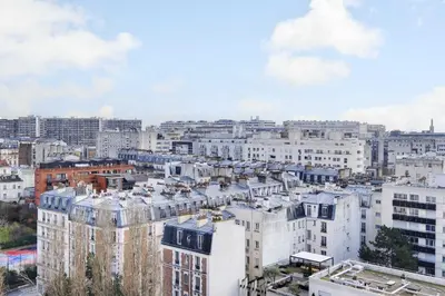 Vue générale sur Paris ou vue de la ville depuis l'appartement