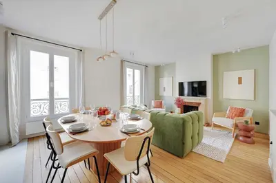 Télévision ou salle de divertissement dans l'établissement Luxury 2BDR 4P apartment - Neuilly-sur-Seine