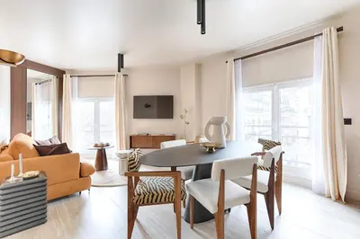 Télévision ou salle de divertissement dans l'établissement Sublime appartement Rue Royale