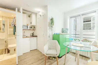 Cuisine ou kitchenette dans l'établissement Studio Cosy - Le Marais centre