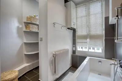 Salle de bains dans l'établissement Appartement lumineux au cœur de Neuilly