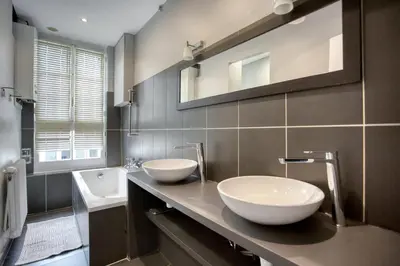 Salle de bains dans l'établissement Appartement lumineux au cœur de Neuilly