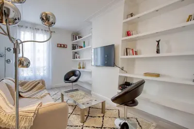 Télévision ou salle de divertissement dans l'établissement Appartement lumineux au cœur de Neuilly