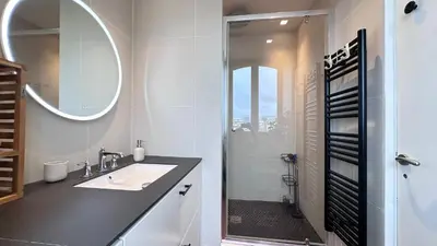 Salle de bains dans l'établissement Cosy 1-Bedroom Apartment Near Montmartre