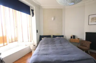 Un ou plusieurs lits dans un hébergement de l'établissement Cosy 1-Bedroom Apartment Near Montmartre